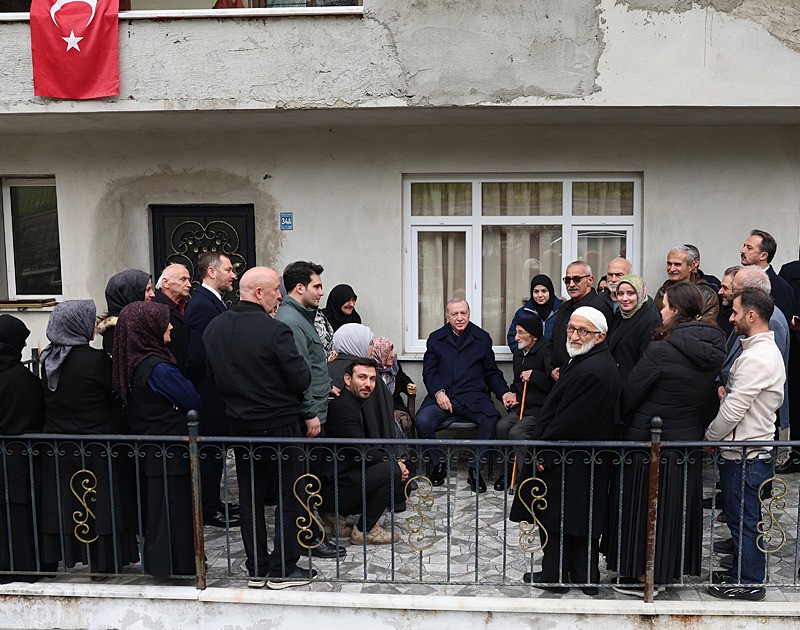 baskan-erdogan-komsulariyla-bayramlasti-1774198922119.jpeg Başkan Erdoğan’ın bayram ziyaretine damga vuran söz: Bütün dünyayla uğraşıyorsun Başkanım-4