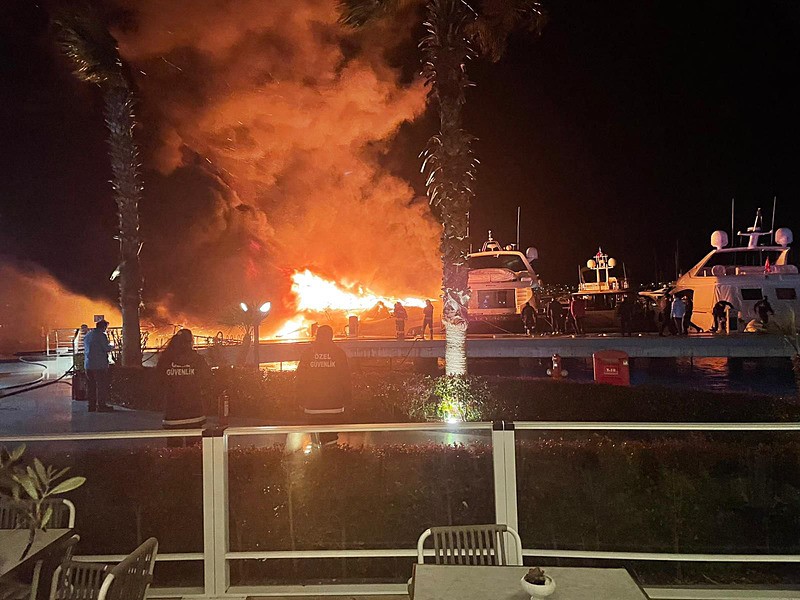 Bodrum’da lüks yat faciası! 100 milyon dolarlık filo alevlere teslim oldu-3