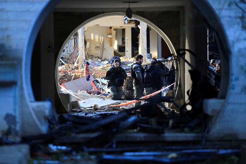 katil-netanyahunun-en-zor-gecesi-iran-vurdugu-israilden-yikim-manzaralari-1774157847116.jpeg Katil Netanyahu'nun en zor gecesi! Arad, Dimona, Eliat... İran'ın vurduğu İsrail'den yıkım manzaraları-2