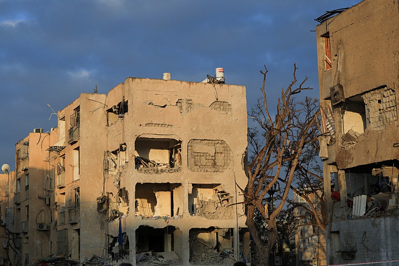 katil-netanyahunun-en-zor-gecesi-iran-vurdugu-israilden-yikim-manzaralari-1774158018273.jpeg Katil Netanyahu'nun en zor gecesi! Arad, Dimona, Eliat... İran'ın vurduğu İsrail'den yıkım manzaraları-6