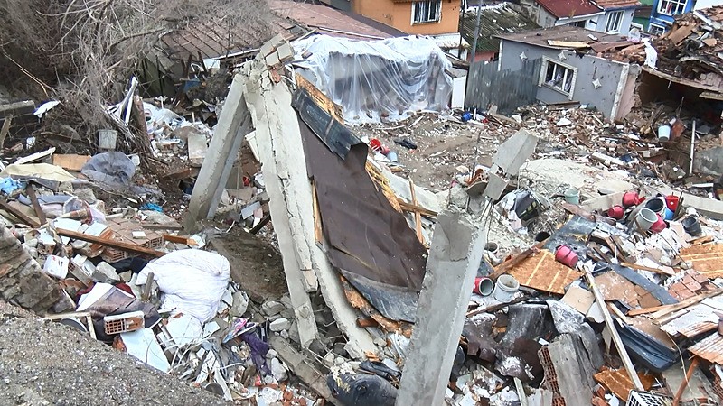 Fatih'te binanın çökmesiyle enkaz altında kalmışlardı: 2'si taburcu edildi-3