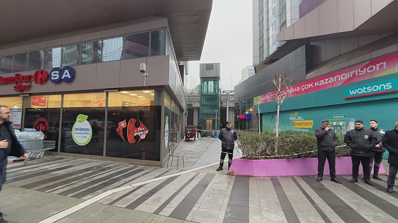 son-dakika-erol-kose-evinin-16-katindan-duserek-hayatini-kaybetti-intihar-suphesi-sorusturma-baslatildi-1774274263099.jpeg Son dakika: Erol Köse evinin 16. katından düşerek hayatını kaybetti | İntihar şüphesi | Soruşturma başlatıldı-4