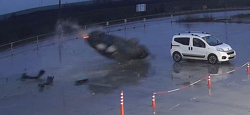 izlerken-nefesler-kesildi-otomobil-60-metre-boyunca-takla-atti-1774596889043.jpeg İzlerken nefesler kesildi: Otomobil 60 metre boyunca takla attı-3