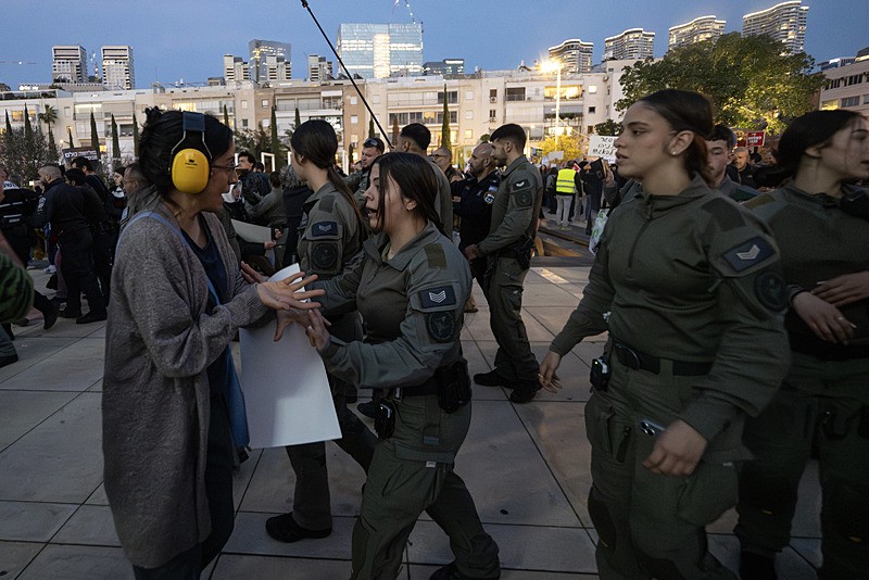 Tel Aviv'de halk sokağa indi: İsrail polisi savaş karşıtı protestoya müdahale etti-3