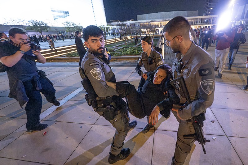 Tel Aviv'de halk sokağa indi: İsrail polisi savaş karşıtı protestoya müdahale etti-6