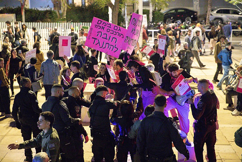 Tel Aviv'de halk sokağa indi: İsrail polisi savaş karşıtı protestoya müdahale etti-4