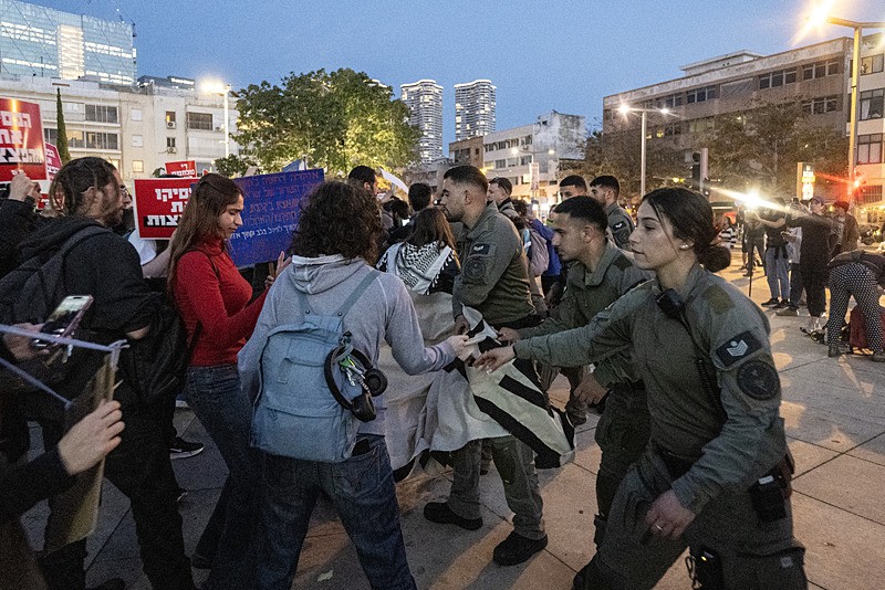 Tel Aviv'de halk sokağa indi: İsrail polisi savaş karşıtı protestoya müdahale etti-5