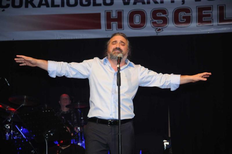 Kuzeyin Oğlu Volkan Konak mezarı başında anıldı: Unutulmaz eserleri tek bir ağızdan seslendirildi-6