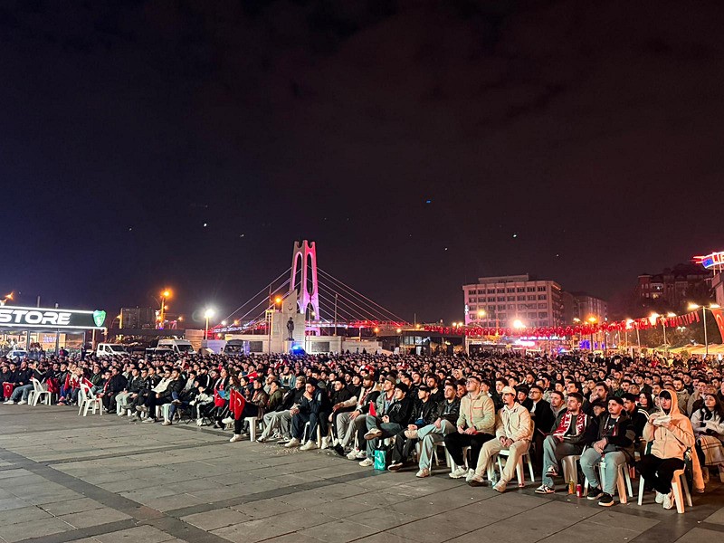 Millilerimize "dev" destek: Kosova-Türkiye maçı kurulan dev ekranlardan izlendi-3