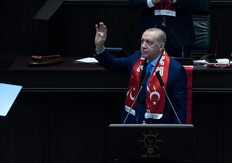 AK Parti Grubu’ndan Milli Takım’a destek | Başkan Erdoğan ay-yıldızlı atkıyla konuştu-2