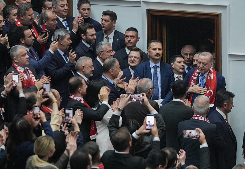 AK Parti Grubu’ndan Milli Takım’a destek | Başkan Erdoğan ay-yıldızlı atkıyla konuştu-4