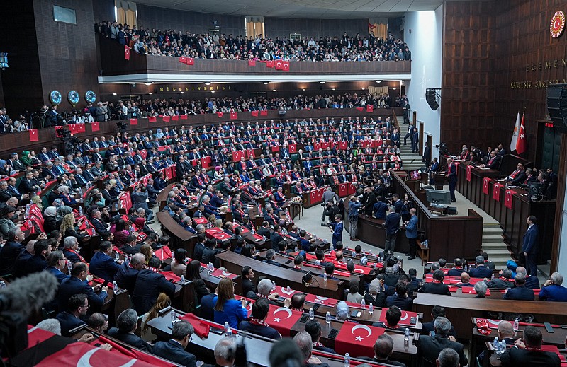 AK Parti Grubu’ndan Milli Takım’a destek | Başkan Erdoğan ay-yıldızlı atkıyla konuştu-3