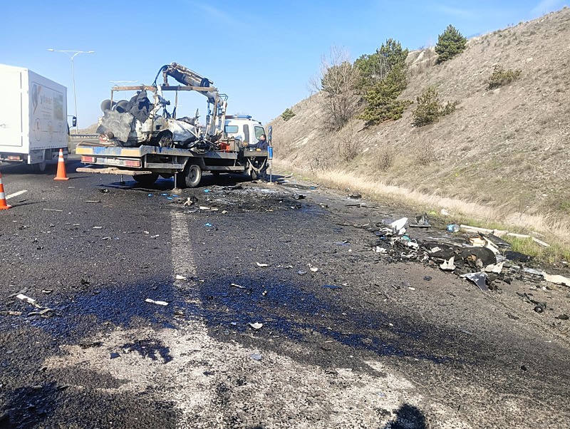 Ankara'da iki otomobil çarpıştı: 5 kişi hayatını kaybetti-4