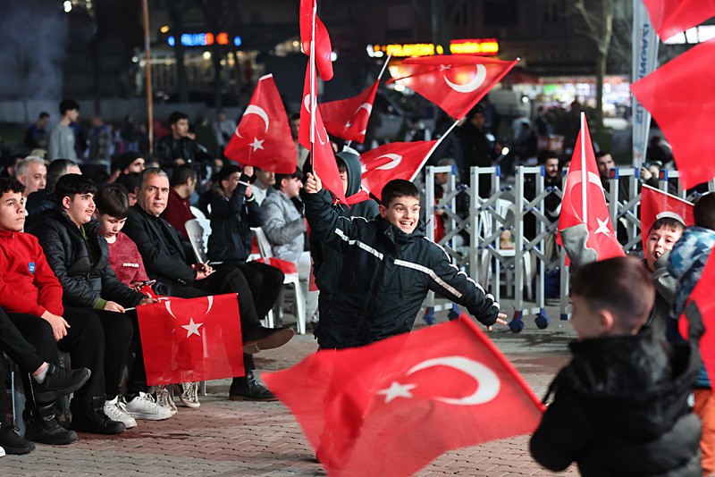 yagmur-dinmedi-destek-bitmedi-dort-bir-yanda-milli-mac-coskusu-kent-meydanlarinda-yasandi-1774995192671.jpeg Yağmur dinmedi destek bitmedi: Dört bir yanda milli maç coşkusu kent meydanlarında yaşandı-4