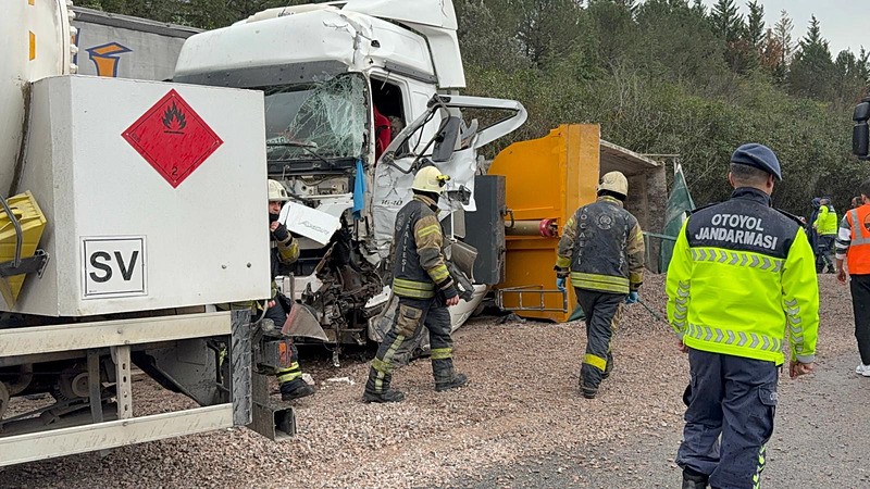TEM'i kilitleyen kaza: Dorsenin altında kalan araçtaki 2 kişi hayatını kaybetti-2
