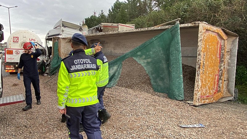 TEM'i kilitleyen kaza: Dorsenin altında kalan araçtaki 2 kişi hayatını kaybetti-4