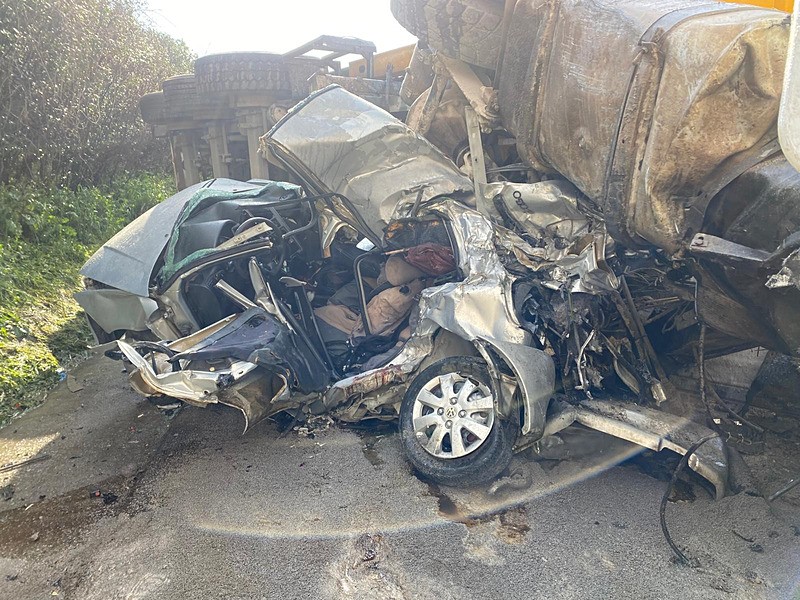 TEM'i kilitleyen kaza: Dorsenin altında kalan araçtaki 2 kişi hayatını kaybetti-3