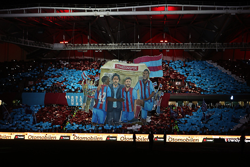 trabzonspor-tribunlerinden-galatasaray-ve-ugurcan-cakir-icin-koreografi-paraya-karsi-emegin-savasi-1775323931645.jpg Trabzonspor tribünlerinden Galatasaray ve Uğurcan Çakır için koreografi: "Paraya karşı emeğin savaşı"-3