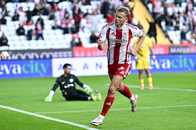 Antalyaspor 10 kişi kalan Eyüpspor'u 3-0 yendi!-2