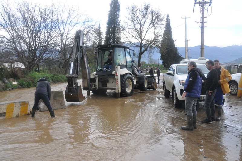 İzmir'de sağanak sonrası vatandaş yine perişan oldu-3