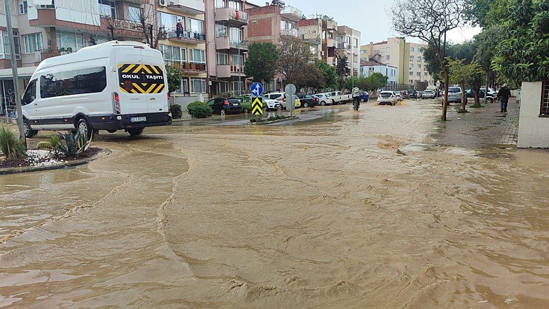 İzmir'de sağanak sonrası vatandaş yine perişan oldu-4