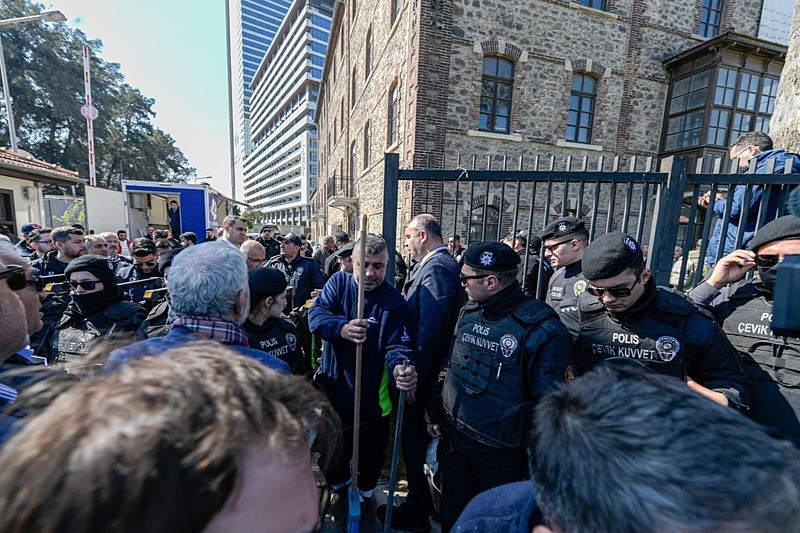 Hukuk tanımayan CHP'liler yine polise saldırdı: Eski DGM binasının tahliyesinde tansiyon yükseldi-4