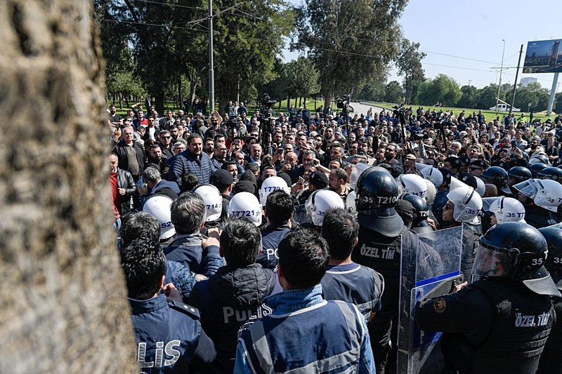 Hukuk tanımayan CHP'liler yine polise saldırdı: Eski DGM binasının tahliyesinde tansiyon yükseldi-3