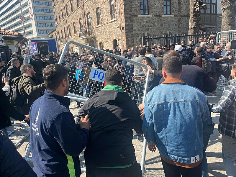 Hukuk tanımayan CHP'liler yine polise saldırdı: Eski DGM binasının tahliyesinde tansiyon yükseldi-5