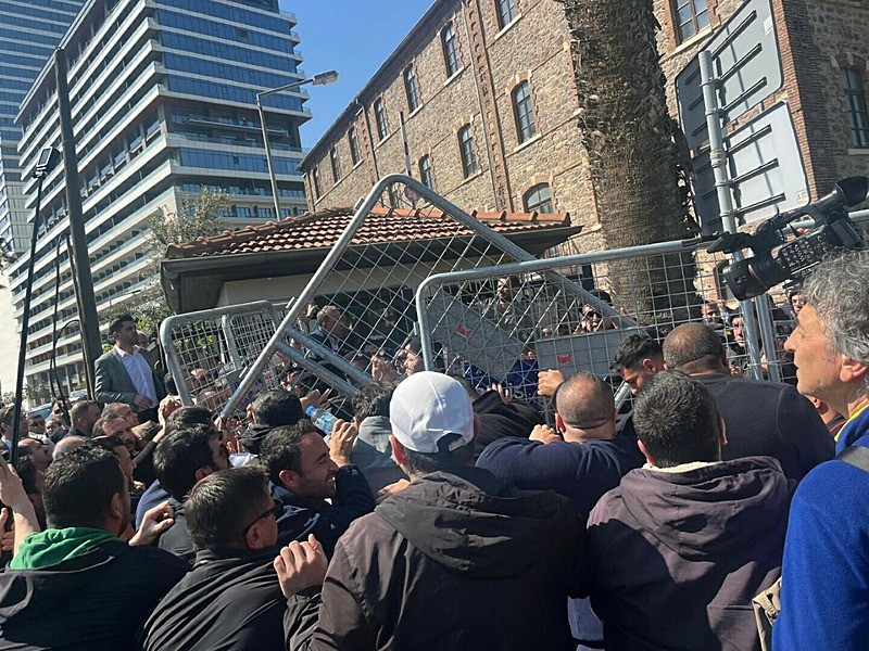 Hukuk tanımayan CHP'liler yine polise saldırdı: Eski DGM binasının tahliyesinde tansiyon yükseldi-6