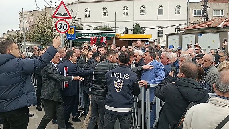 Bursa'da başkan vekilliği seçimi: CHP'liler polisle tartıştı | AK Parti'nin adayı Şahin Biba kazandı-4