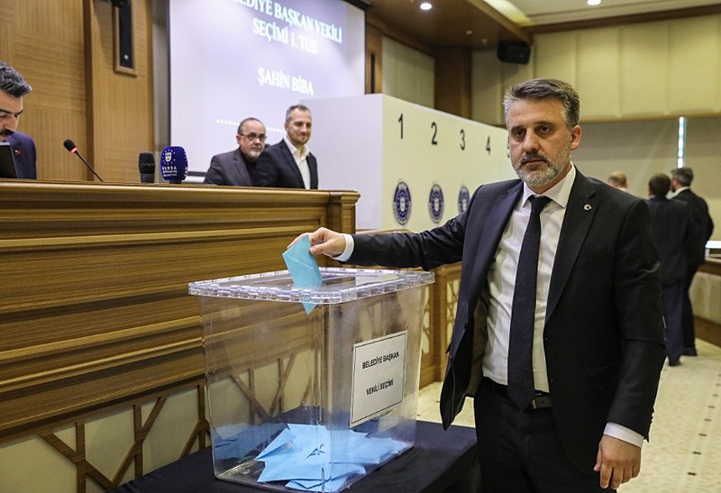 Bursa'da başkan vekilliği seçimi: CHP'liler polisle tartıştı | AK Parti'nin adayı Şahin Biba kazandı-5