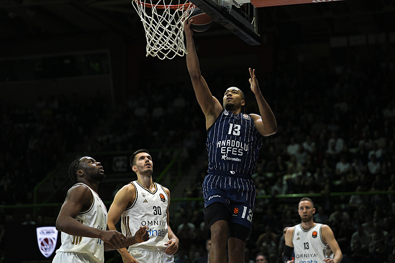 Anadolu Efes Dubasi Basketbol'u EuroLeague'de 85-69 mağlup etti-3
