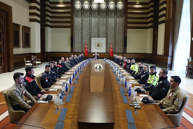 baskan-erdogandan-turk-polis-teskilatinin-181-kurulus-yil-donumunde-mesaj-turkiye-guvenli-bir-liman-1775812803912.jpeg Başkan Erdoğan'dan Türk Polis Teşkilatının 181. kuruluş yıl dönümünde mesaj: Türkiye güvenli bir liman-5