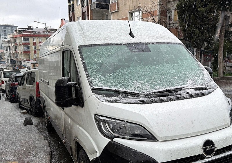 İstanbul'da dolu sürprizi: Ortalık beyaza büründü-2