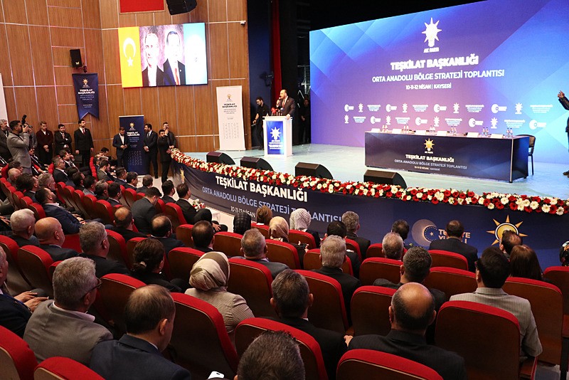 fondas-medyanin-yalani-patladi-halk-tvnin-bos-salon-algisi-coktu-1776173765911.jpeg Halk TV’nin AK Parti toplantısındaki boş salon iddiası yalan çıktı-6