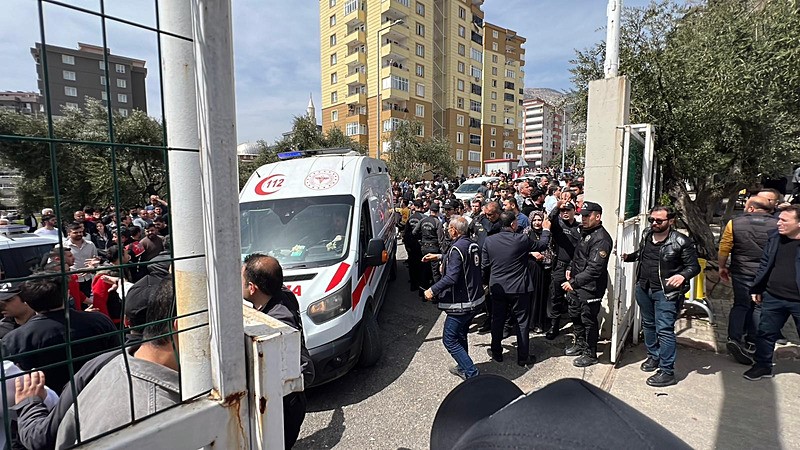 Kahramanmaraş'ın Onikişubat ilçesinde bir ortaokulda meydana gelen silahlı saldırıda 9 can kaybı yaşandı (Fotoğraf İHA'dan alınmıştır)