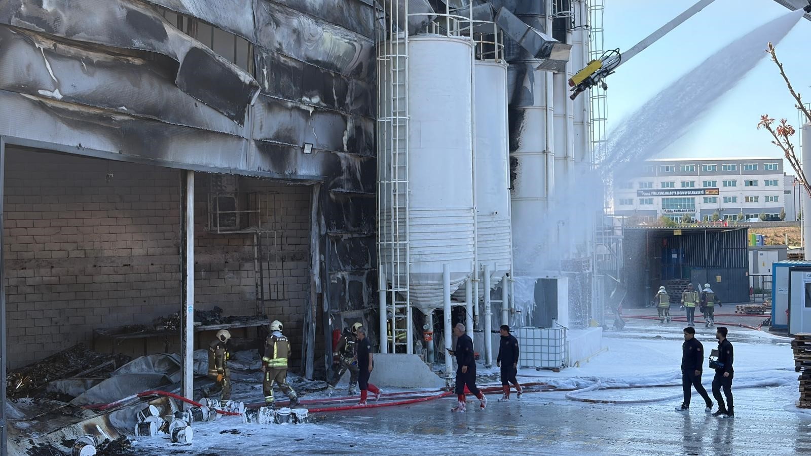 Ankara'da boya fabrikasındaki yangın patlamalarla büyüdü-3