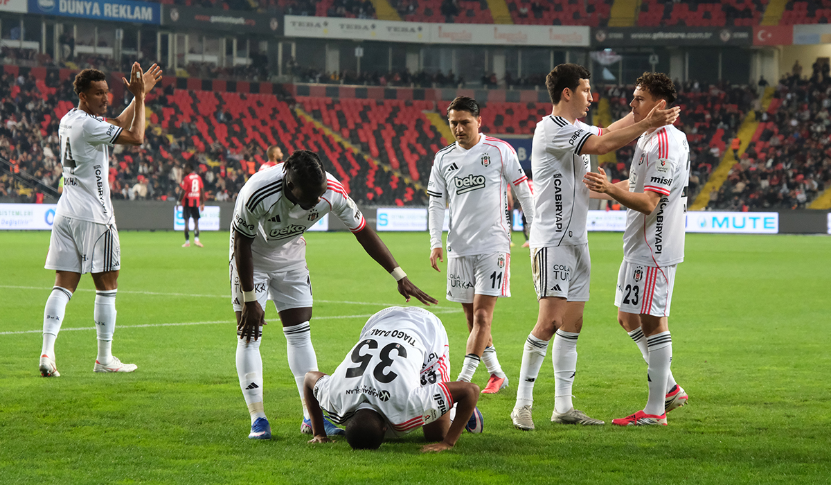gaziantep-fk-besiktas-canli-1777660180444.jpg Beşiktaş, Gaziantep FK karşısında ilk yarıyı 2-0 önde kapattı