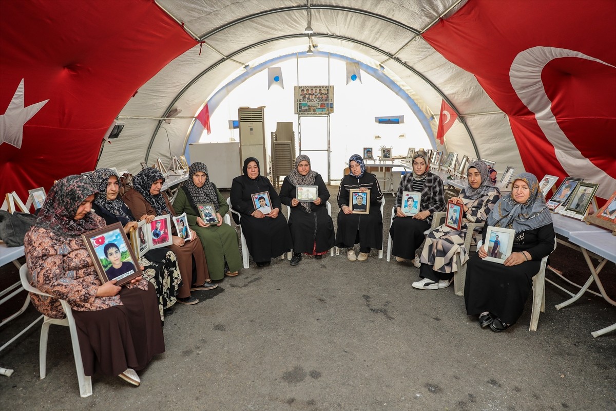Diyarbakır anneleri 2 bin 441 gündür evlat nöbetinde... Bir Anneler Günü daha evlatsız | "En güzel hediye çocuğumun dönmesi"-1