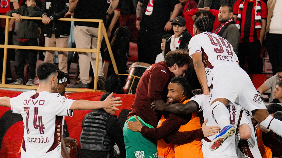Trabzonsporlu futbolcular Ernest Muçi'nin golü sonrası büyük sevinç yaşadı