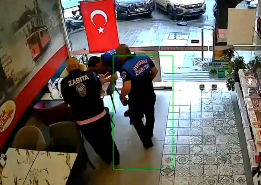 chpli-tutuncuye-selam-vermeyen-esnafa-zabita-sopasi-tekrar-tekrar-gelip-ceza-yazdilar-1779359046733.jpg CHP’li Tütüncü’ye selam vermeyen esnafa zabıta sopası! Tekrar tekrar gelip ceza yazdılar | Zorbalık güvenlik kamerasında-6
