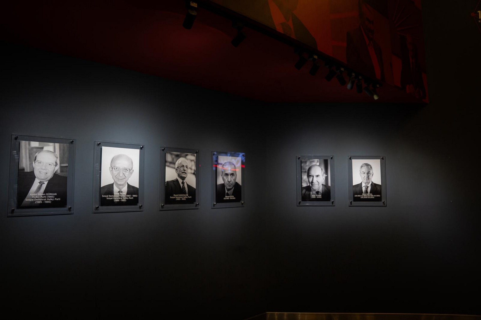 1779704295069.jpeg Kılıçdaroğlu’na liderlik Özel’e çizik: Parti tarihinden silindi | Fotoğrafı genel merkeze asılmayacak-2