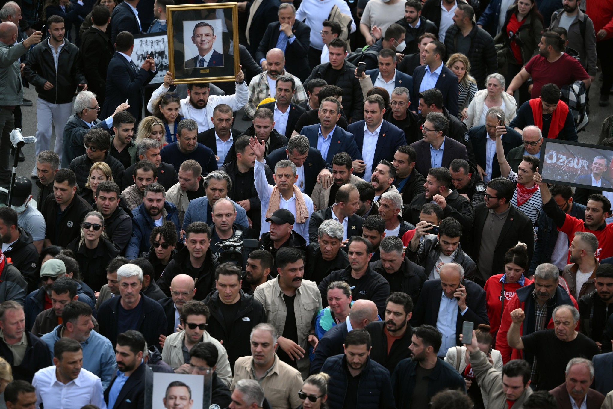 1779704565198.jpeg Kılıçdaroğlu’na liderlik Özel’e çizik: Parti tarihinden silindi | Fotoğrafı genel merkeze asılmayacak-5