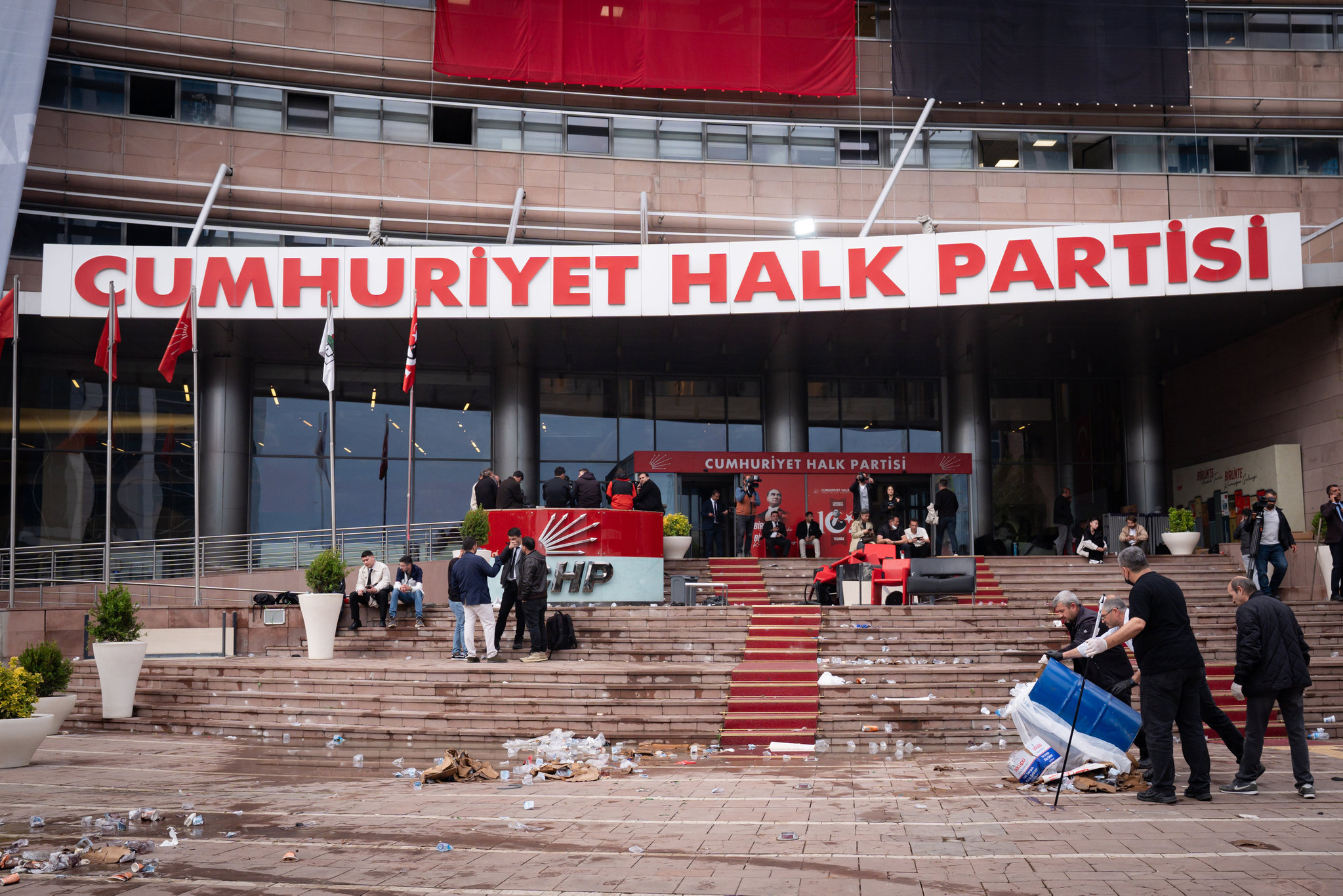 1779704613671.jpg Kılıçdaroğlu’na liderlik Özel’e çizik: Parti tarihinden silindi | Fotoğrafı genel merkeze asılmayacak-3