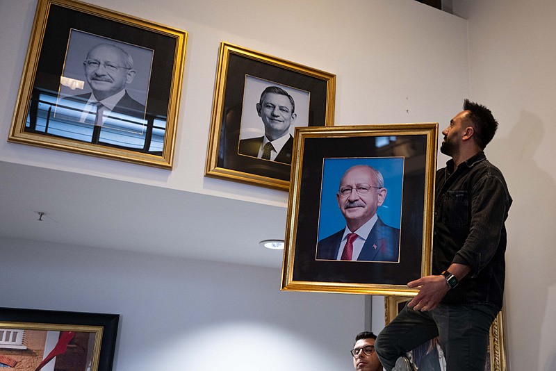 CHP Genel Başkanı Kemal Kılıçdaroğlu ve Özgür Özel'in fotoğrafları, CHP Genel Merkezi'ne yeniden asıldı (Fotoğraf Anadolu Ajansı'ndan alınmıştır)
