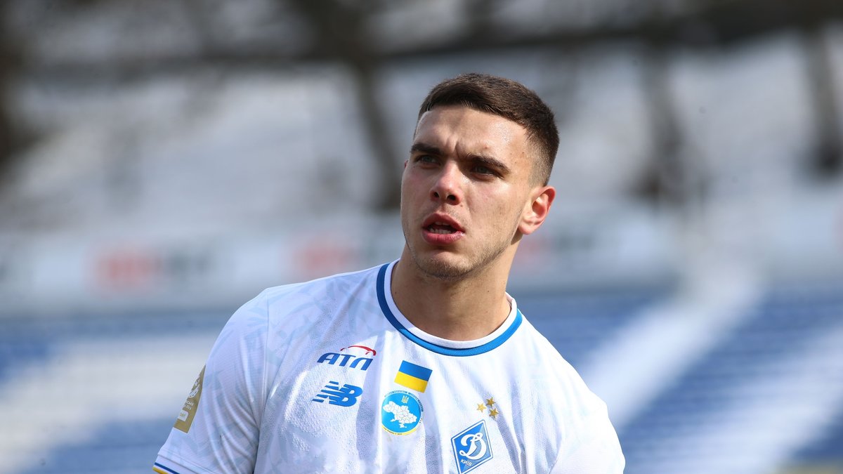 Matviy Ponomarenko Dinamo Kiev'de forma giyiyor