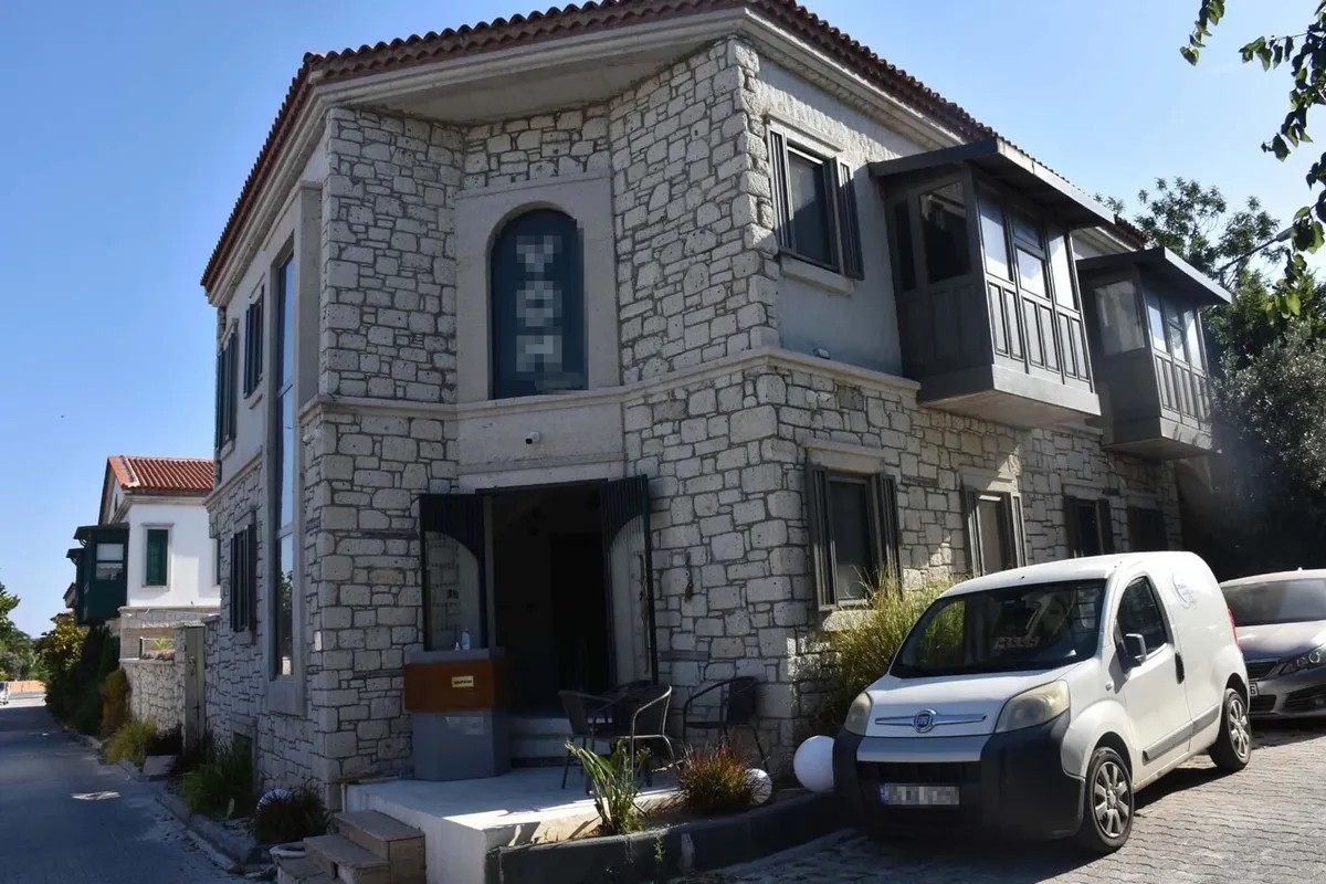 Ailenin güvenlik gerekçesiyle gizli tuttuğu tatil adresinin, Dilan Polat’ın sosyal medyada paylaştığı bir video aracılığıyla Daltonlar suç örgütü tarafından tespit edildiği belirlendi (Haberin görselleri Takvim Foto Arşiv'den alındı)