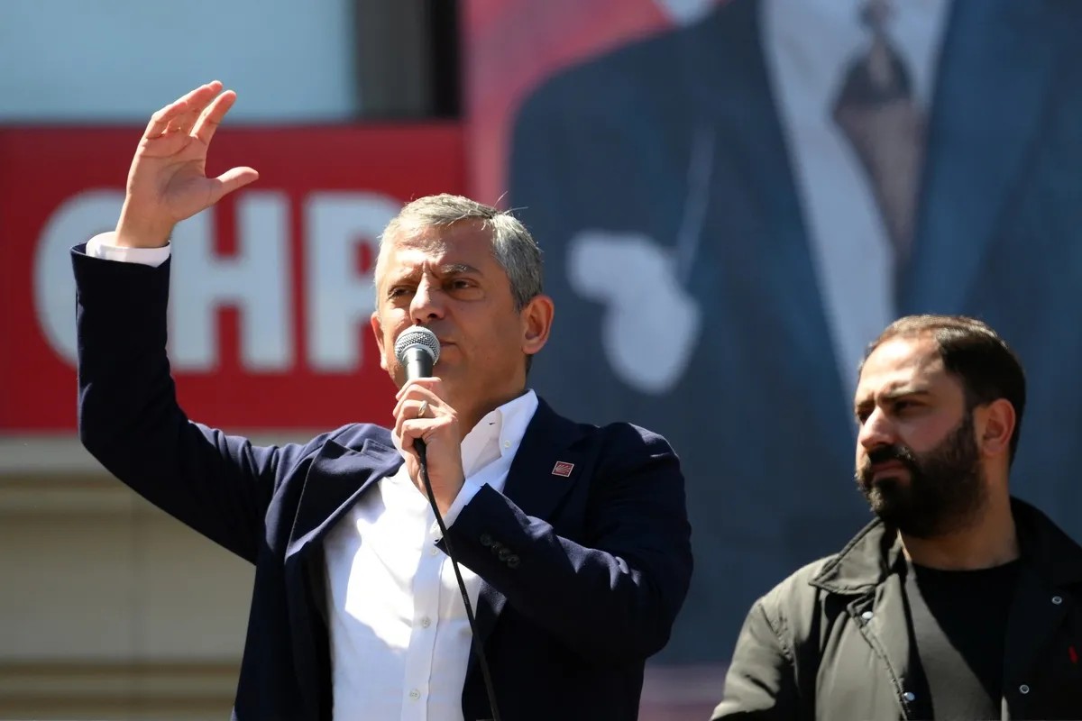 koltugu-kaybetti-newsweeki-unuttu-ozgur-ozel-batiya-baska-halk-tvye-baska-konustu-1781203249433.jpeg Halk TV’de rest Newsweek’te şikayet: Özgür Özel’in Batı açmazı | Türkiye’yi Batı’ya şikayet ettiği yazıyı unuttu-3