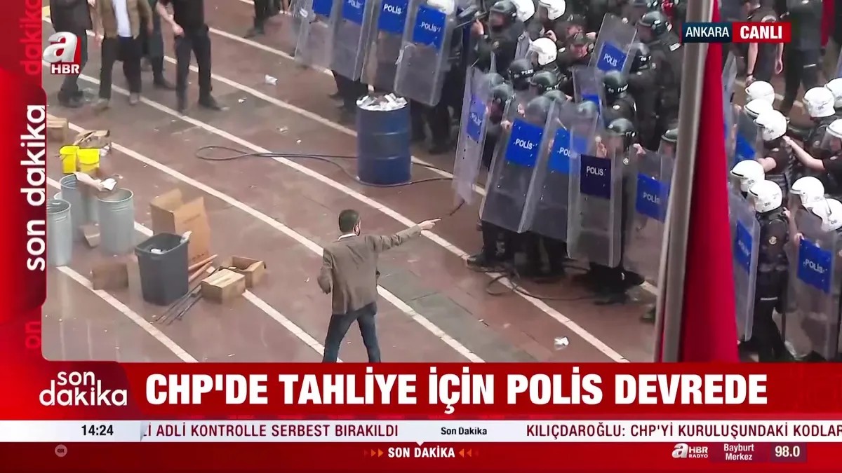 chpde-tasfiye-firtinasi-ozgur-ozelden-gerilimi-sokaga-tasiyan-cagri-1781716924180.jpeg CHP’de butlan krizi büyüyor: Özgür Özel’den il binalarında provokasyon çağrısı-7