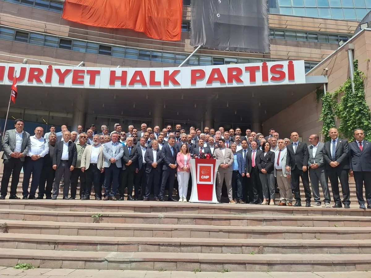 Kılıçdaroğlu'nun kurmayları olağanüstü kurultay için toplanan imzaların da hükümsüz olduğunu belirtti (Haberin görselleri Takvim Foto Arşiv'den alındı)